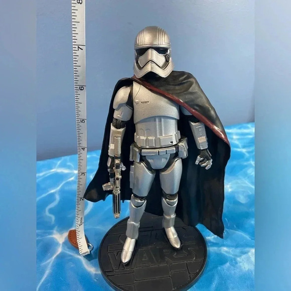 Star Wars Elite Series - Disney Store Exclusive - Die-Cast Captain Phasma 7 1/4” - Picture 7 of 14